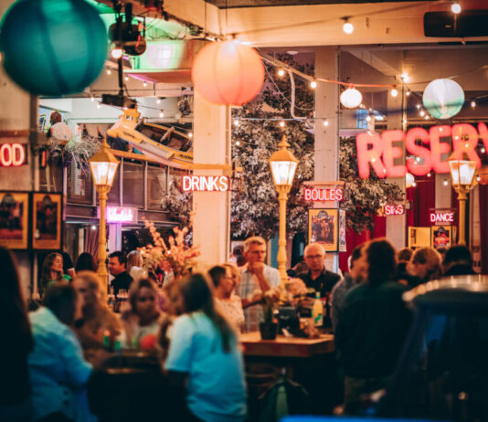 Mooie Boules Haarlem stelt speellokaal overdag gratis open voor de buurt Mooie Boules sfeerfoto. Fotografie: Jeancarlo Nunes dos Anjos.