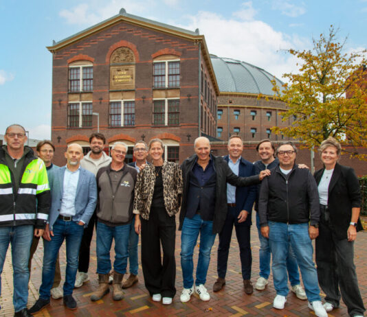 Nieuwe mijlpaal op het Koepelterrein in Haarlem: hotel en restaurant opgeleverd Ontwikkelaars, bouwers, investeerden en beide huurders van hotel Metzlr House.