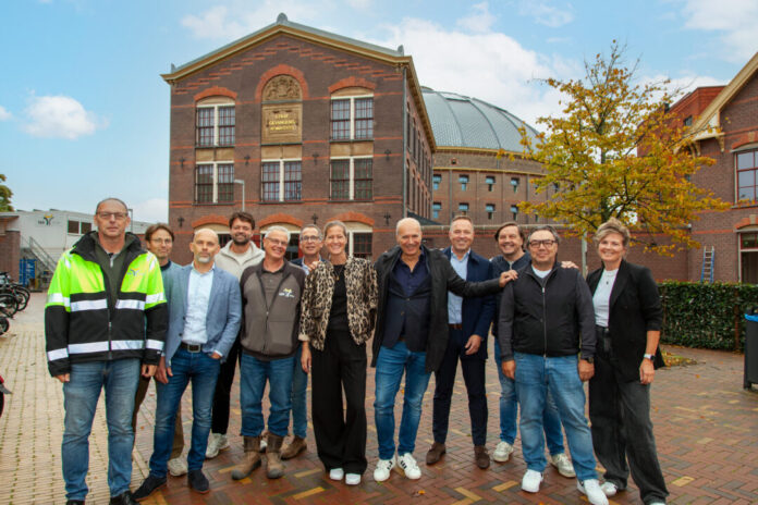 Ontwikkelaars, bouwers, investeerden en beide huurders van hotel Metzlr House.