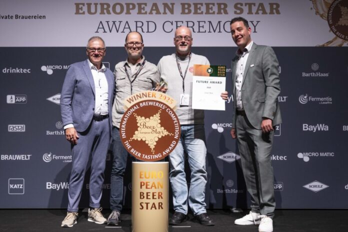 (links) Georg Rittmayer, President of Private Brauereien Bayern(midden links) Erwin Klijn, Manager Export, Sustainability and Business Development bij Jopen Bierbrouwerij naast Michel Ordeman, algemeen directeur bij Jopen Bierbrouwerij (midden rechts) Martin Schimpf, President of Private Brauereien Deutschland (rechts). Ingezonden foto Pressrecord.