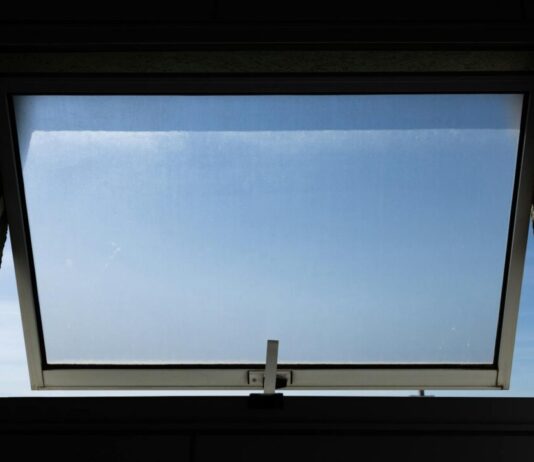 Schone lucht én een lage energierekening? 5 ventilatietips voor het najaar Photo by Athena Sandrini on Pexels