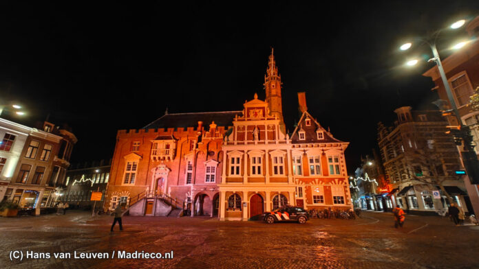 Stock Haarlem stadhuis gemeentehuis avond