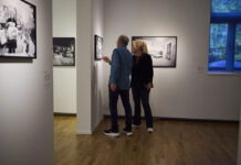 Artist talk en boekpresentatie met Hans de Bruijn In de tentoonstelling Atelier in beeld. Fotografie: Arthur van Megen.