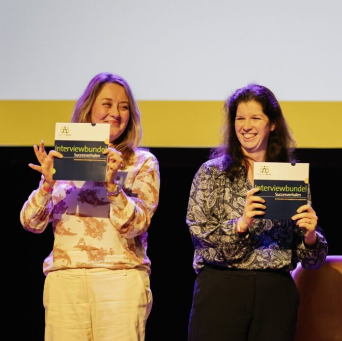 Eerste exemplaren van de interviewbundel voor Esmé Rijs (voorzitter Cedris, links) en Diana van Loenen (voorzitter Spaarne Werkt).