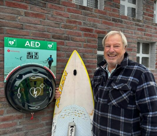 KNRM Zandvoort ontvangt AED donatie van Tim Klijn KNRM Zandvoort ontvangt AED-donatie van Tim Klijn. Fotografie: Judy Schnitger - Zwinkels.