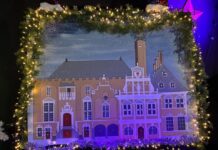 Decorstuk adventskalender levert €300,- op voor Serious Request Adventskalender theatershow Trio Vierstemmig