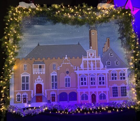 Decorstuk adventskalender levert €300,- op voor Serious Request Adventskalender theatershow Trio Vierstemmig