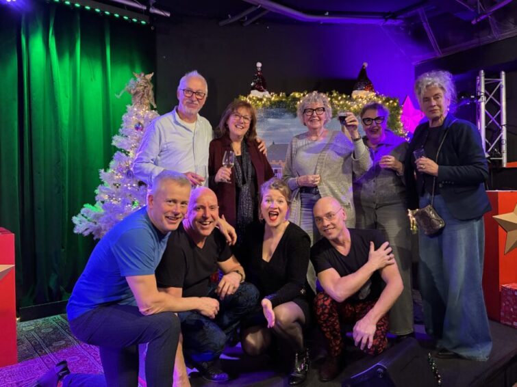 Trotse eigenaars van Adventskalender met cast van kersthow Trio Vierstemmig