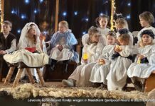 Levende kerststal met Kindje wiegen in Naaldkerk Santpoort-Noord (Video)