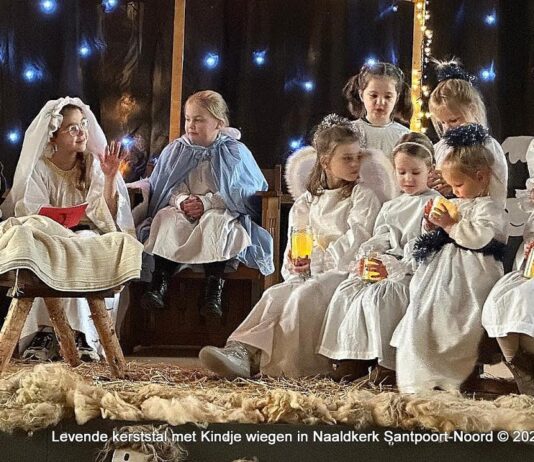 Levende kerststal met Kindje wiegen in Naaldkerk Santpoort-Noord (Video)