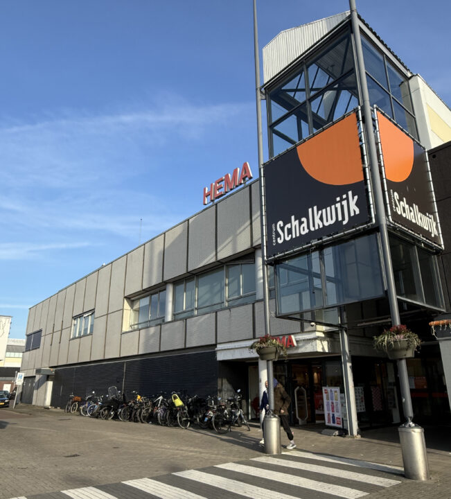 Vastgoedontwikkelaar Boelens de Gruyter heeft een winkelpand verworven in Haarlem, aan de Rivièradreef 24. In het pand is momenteel een filiaal van de HEMA gevestigd. Vastgoedontwikkelaar Boelens de Gruyter heeft een winkelpand verworven in Haarlem, aan de Rivièradreef 24. In het pand is momenteel een filiaal van de HEMA gevestigd.
