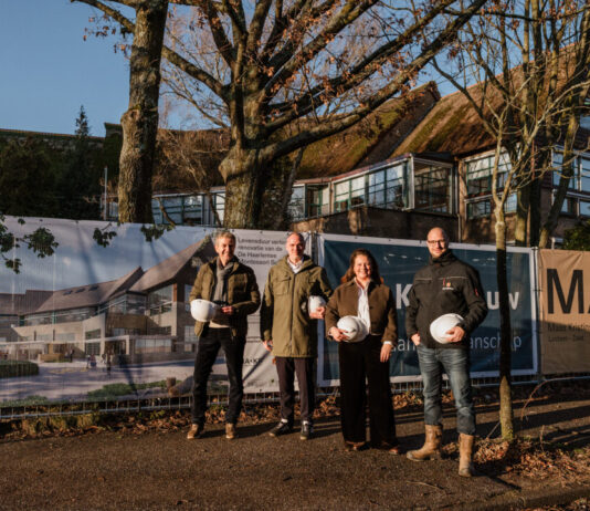 Haarlemse Montessori School gaat duurzaam verbouwen Van links naar rechts: Armand van den Eeckhout (directeur HMS), wethouder Bas van Leeuwen (gemeente Haarlem), Inda Kallen (HMS schoolbestuur) & Kees Mens (Kernbouw B.V.).