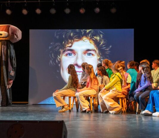 Vijftig Haarlemse kinderen zingen mee in humorvolle volksopera over ouderschap en kinderrechten