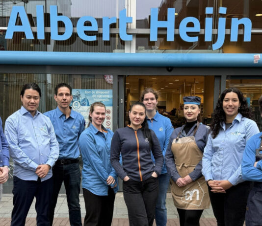 Albert Heijn Vos Raaks krijgt sushibar Supermarktmanager Bob de Groot en zijn team nodigen iedereen uit voor het openingsfeest.