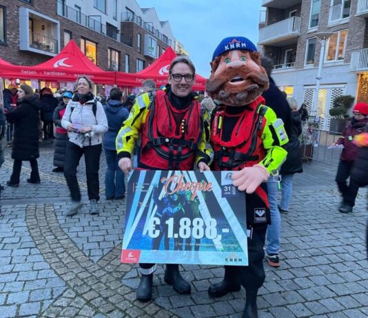 Wandelaars Zandvoort Light Walk halen €1.888,- euro op voor Reddingstation KNRM Zandvoort Fotocredit: KNRM Zandvoort.