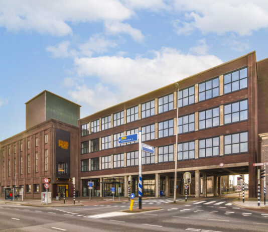 Poortgebouw SugarCity trekt nieuwe huurder aan: Bloom & Wolf huurt bovenste verdieping van Cobraspen Vastgoed Poortgebouw SugarCity trekt nieuwe huurder aan Bloom & Wolf huurt bovenste verdieping van Cobraspen Vastgoed.