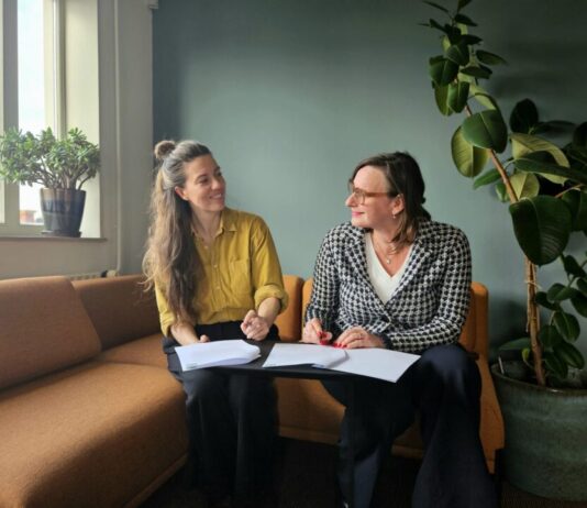 Fotograaf Ilvy Njiokiktjien gaat verhalen van woningnood vastleggen Ilvy Njiokiktjien en Willeke de Groot.