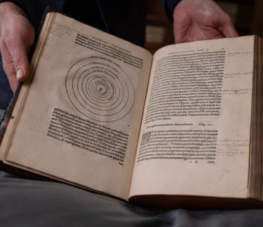 Gevaarlijke boeken – 500 jaar wetenschap onder vuur De beroemdste pagina uit Copernicus boek. Tresoar-Marieke Balk Fotografie.