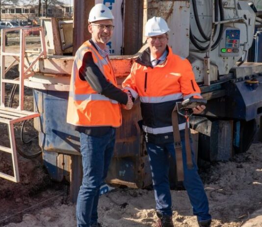 Rijnland start met vernieuwing afvalwaterzuivering Haarlem Waarderpolder Boudewijn Bartholomeeusen adjunct-directeur BESIX, en Hoogheemraad Harry Kortman bij het drukken van de eerste damwand.