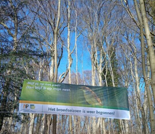 Broedseizoen start in Nationaal Park Zuid-Kennemerland: ‘Blijf jij op het pad? Dan blijf ik op mijn nest’ Spandoek broedseizoen. Foto credits: Nationaal Park Zuid-Kennemerland.