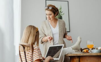 Examenstress slaat over op ouders: 1 op de 2 voelt spanning Greetz examenstress.