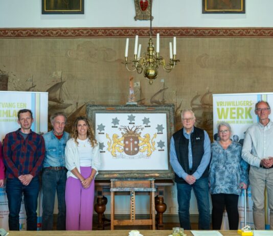 Gewone Haarlemmers, grote impact: vrijwilligers in het zonnetje gezet door wethouder Van Loenen De hele groep bijeen: vlnr: Anna Meessen, Monique Luijken, Gijs Leffelaar, Theo Molenaar, Linda Zegel, André Gahrmann, Claudia Bank, Gert-Jan Rook en wethouder Diana van Loenen. Fotografie: Ramon Philippo - RAP Fotografie.