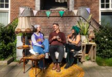 De Buurt roept buren op om de vrolijkste huiskamer op straat te maken met BuurtBankjesdag Buurtbankjesdag. Fotografie: Romy Mursito.