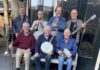 Benefiet voor de stichting Muziekids Flowertown Jazzband Achter v.l.n.r: Arie vd Kwaak, Adam Spoor, Hans Esman, Pieter Vos. Voor v.l.n.r: Piet Glas, Wil van Schaik, George Gussenhoven. (Ingezonden foto)