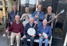 Benefiet voor de stichting Muziekids Flowertown Jazzband Achter v.l.n.r: Arie vd Kwaak, Adam Spoor, Hans Esman, Pieter Vos. Voor v.l.n.r: Piet Glas, Wil van Schaik, George Gussenhoven. (Ingezonden foto)