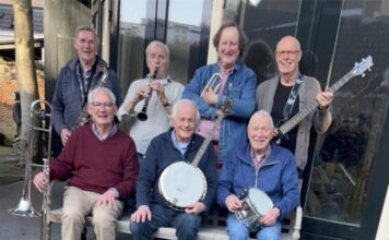 Benefiet voor de stichting Muziekids Flowertown Jazzband Achter v.l.n.r: Arie vd Kwaak, Adam Spoor, Hans Esman, Pieter Vos. Voor v.l.n.r: Piet Glas, Wil van Schaik, George Gussenhoven. (Ingezonden foto)
