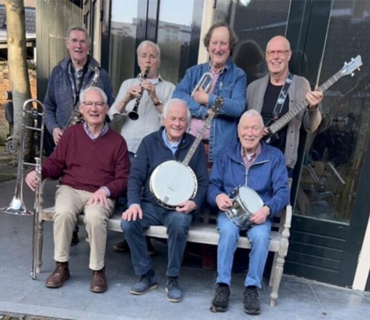 Benefiet voor de stichting Muziekids Flowertown Jazzband Achter v.l.n.r: Arie vd Kwaak, Adam Spoor, Hans Esman, Pieter Vos. Voor v.l.n.r: Piet Glas, Wil van Schaik, George Gussenhoven. (Ingezonden foto)