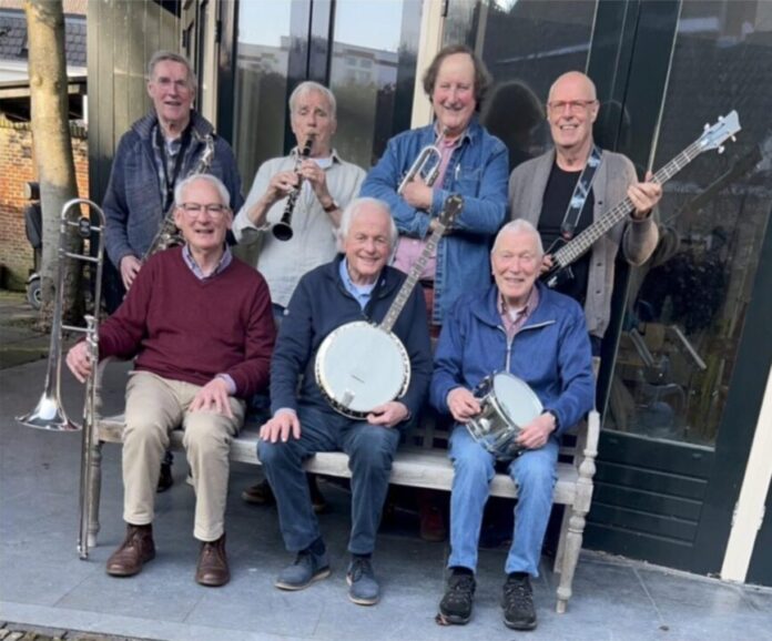 Flowertown Jazzband Achter v.l.n.r: Arie vd Kwaak, Adam Spoor, Hans Esman, Pieter Vos. Voor v.l.n.r: Piet Glas, Wil van Schaik, George Gussenhoven. (Ingezonden foto)