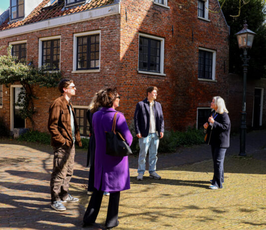 Wandel door het verleden: VVV Haarlem organiseert vrijheidswandeling Stadswandeling VVV Haarlem.