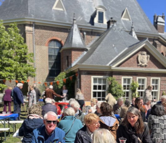 Bloemendaal viert vrijheid op 5 mei met lezing over Protect Ukrain en Vrijheidsmaaltijd Vrijheidslunch in de tuin van de dorpskerk.