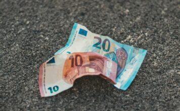 Laat geen geld liggen: jongeren en senioren lopen massaal belastingteruggave mis Photo by Christian Wiediger on Unsplash