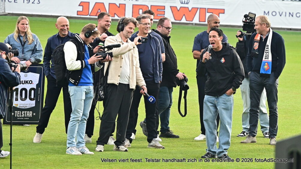 Velsen viert feest. Telstar handhaaft zich in de eredivisie [Video aankomst bij Buko-stadion]