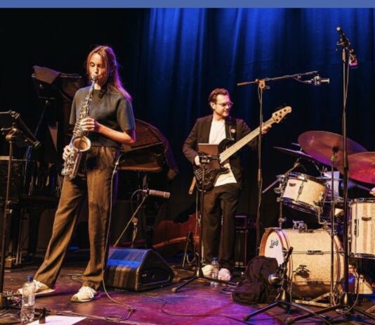 Live jazz in Sociëteit Vereeniging Sam Nieuwenhuis Kwartet.