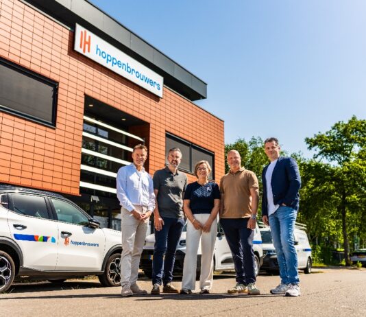 MG Beveiliging bundelt de krachten met Hoppenbrouwers Techniek in Haarlem v.l.n.r. Bas Ceelen (Hoppenbrouwers), Martijn Verhoeks (MG Beveiliging), Janet Copier – van der Heijden (Hoppenbrouwers Haarlem), George de Bruijn (MG Beveiliging), Koen van den Hurk (Hoppenbrouwers)