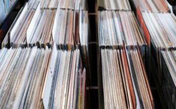 Vinylfanaten komen samen: Platenbeurs in Skatepark Haarlem Photo by cottonbro studio on Pexels