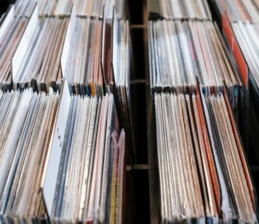 Vinylfanaten komen samen: Platenbeurs in Skatepark Haarlem Photo by cottonbro studio on Pexels