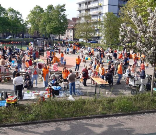 Feest op het Teylerplein: Buurtinitiatief viert vijfjarig jubileum Koningsdag 2026 op het Teylerplein