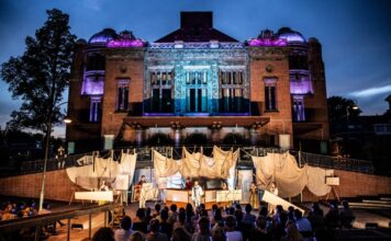 Zomerkomedie Stadsschouwburg over Haarlemse uitvinder boekdrukkunst Fotografie: Melle Meivogel.