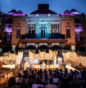 Zomerkomedie Stadsschouwburg over Haarlemse uitvinder boekdrukkunst Fotografie: Melle Meivogel.