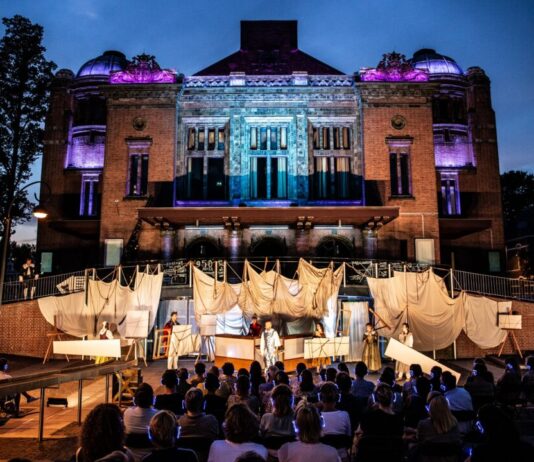 Zomerkomedie Stadsschouwburg over Haarlemse uitvinder boekdrukkunst Fotografie: Melle Meivogel.