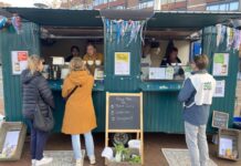 Haarlem Food Future deelt uit: gratis potje eten in Schalkwijk Centrum Potje Plant truck.