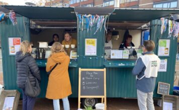 Haarlem Food Future deelt uit: gratis potje eten in Schalkwijk Centrum Potje Plant truck.