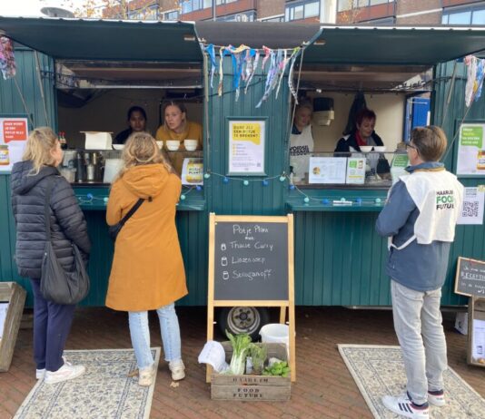 Haarlem Food Future deelt uit: gratis potje eten in Schalkwijk Centrum Potje Plant truck.