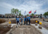 Start bouw Blossom in Rootz gevierd met toekomstige bewoners Op de foto van links naar rechts: Harm Boelens (Boelens de Gruyter), toekomstige bewoner Blossom, Heleen Aarts (Amvest), toekomstige bewoner Blossom, Floor Roduner (gemeente Haarlem) en Niels Nieboer (Dura Vermeer)