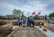 Start bouw Blossom in Rootz gevierd met toekomstige bewoners Op de foto van links naar rechts: Harm Boelens (Boelens de Gruyter), toekomstige bewoner Blossom, Heleen Aarts (Amvest), toekomstige bewoner Blossom, Floor Roduner (gemeente Haarlem) en Niels Nieboer (Dura Vermeer)