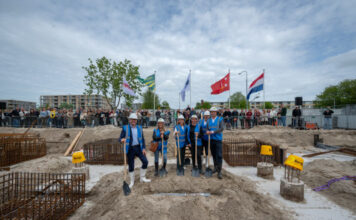 Start bouw Blossom in Rootz gevierd met toekomstige bewoners Op de foto van links naar rechts: Harm Boelens (Boelens de Gruyter), toekomstige bewoner Blossom, Heleen Aarts (Amvest), toekomstige bewoner Blossom, Floor Roduner (gemeente Haarlem) en Niels Nieboer (Dura Vermeer)